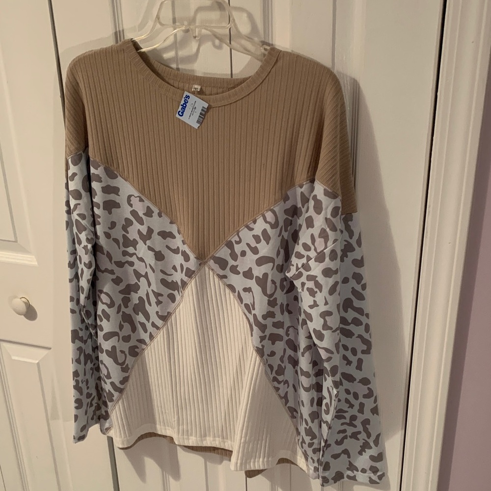 Gildan Taupe, Cream & Light Gray Colorblock Animal Print Top